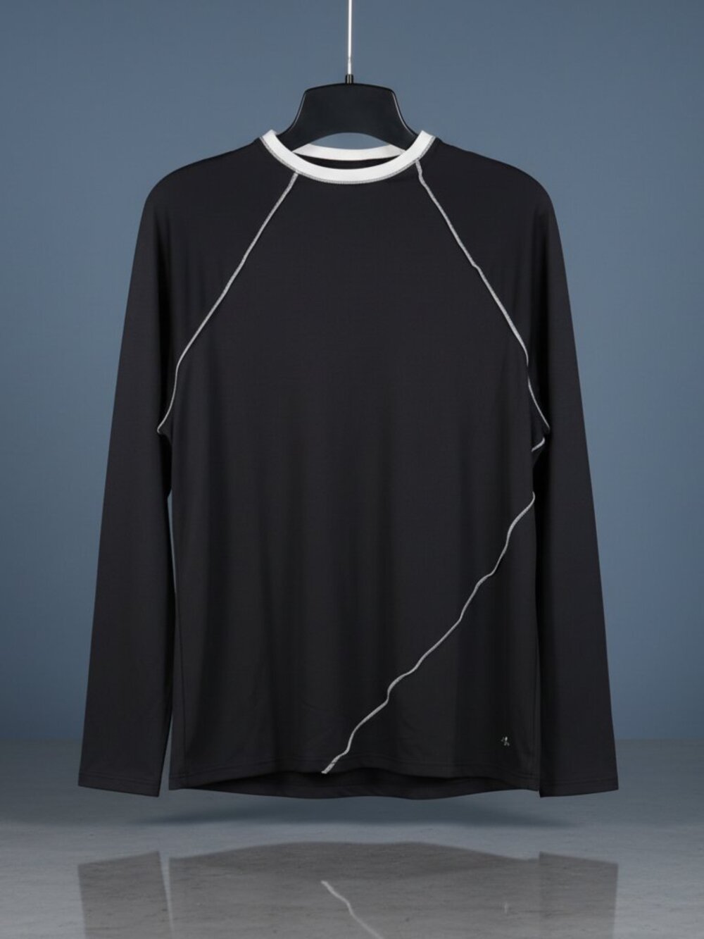 Tahari Sport NWTs Long Sleeve B Athletic Top - Medium Large w/white trim